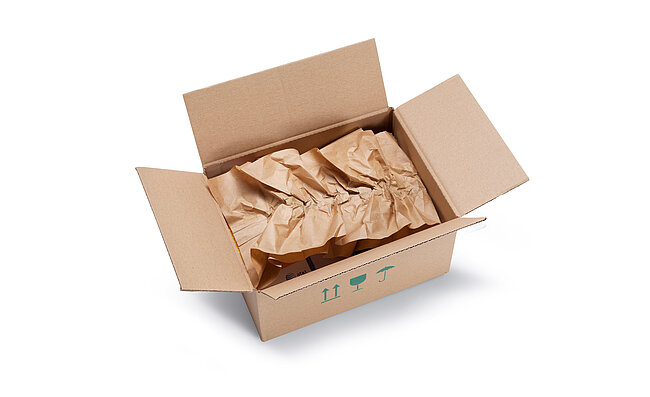 Kartonová krabice s hnědými papírovými polštáři