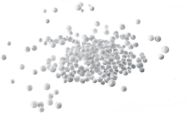 Bílé kuličky ze surového expandovaného polystyrenu