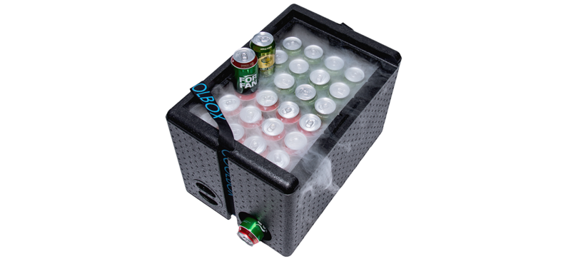 Černý izolační box s nápoji v plechovkách 
