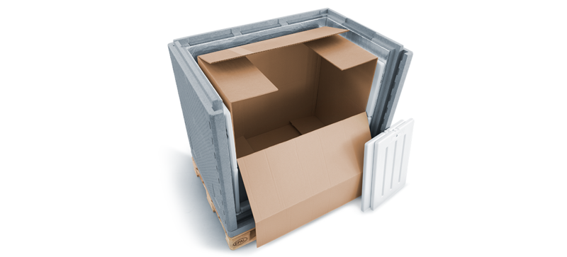 Šedý izolační kontejner s vnitřním kartonem a chladicími prvky na paletě
