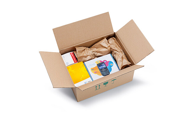 [Translate to Tschechisch:] Ein Karton mit einer Handyverpackung und braunen Papierpolstern