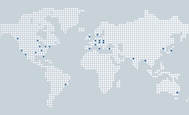 Mapa světa složená z bílých bodů. Země s lokalitami Storopack jsou označeny modrými tečkami