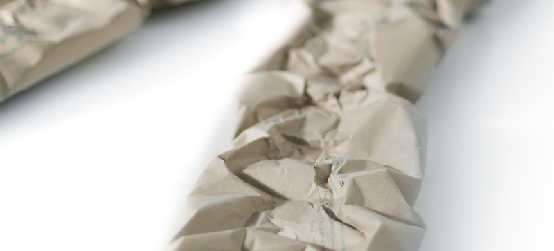 Pás hnědých papírových polštářů z papíru z trávy
