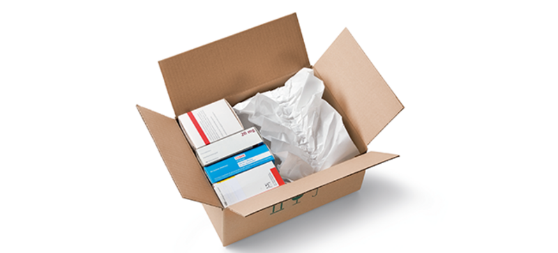 Kartonová krabice s léky a bílými papírovými polštáři