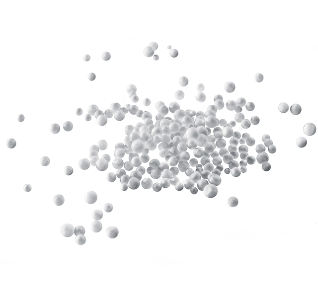Bílé kuličky ze surového expandovaného polystyrenu