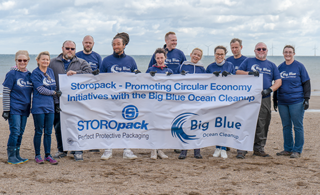 Skupinový snímek účastníků po akci Big Blue Ocean Cleanup