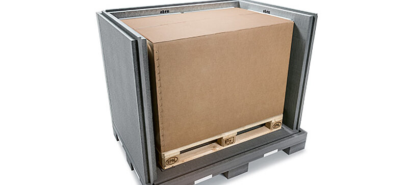 Černý izolační kontejner s vnitřním kartonem a chladicími prvky na paletě 