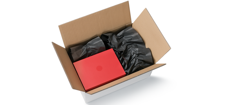 Kartonová krabice s červenou krabičkou a černými papírovými polštáři