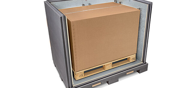 Šedý izolační kontejner s vnitřním kartonem a chladicími prvky na paletě 