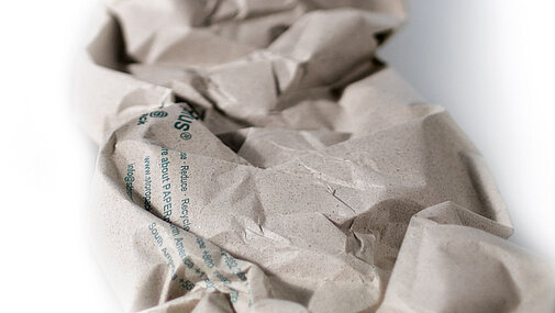 Pás hnědých papírových polštářů z recyklovaného papíru