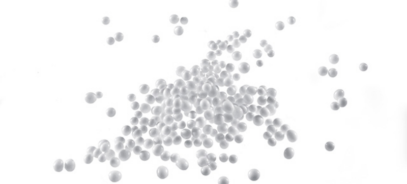 Bílé surové kuličky z hybridního plastu