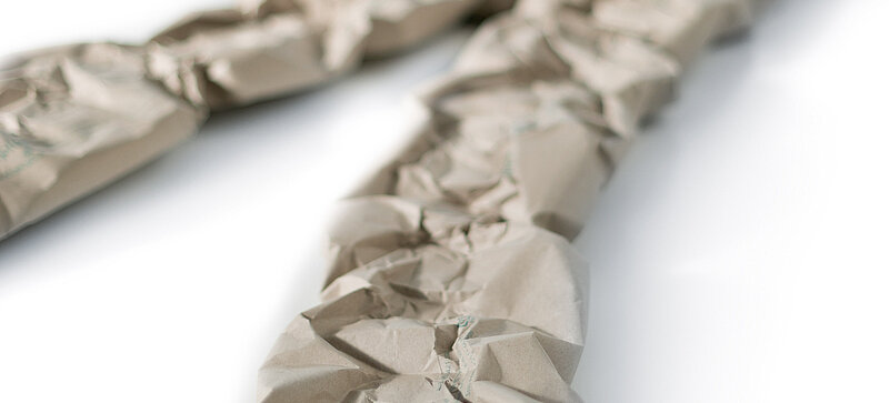 Dva pásy hnědých papírových polštářů z papíru z trávy