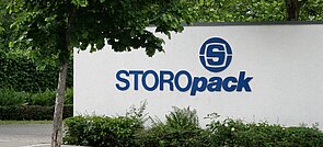 Bílá stěna s modrým logem společnosti Storopack