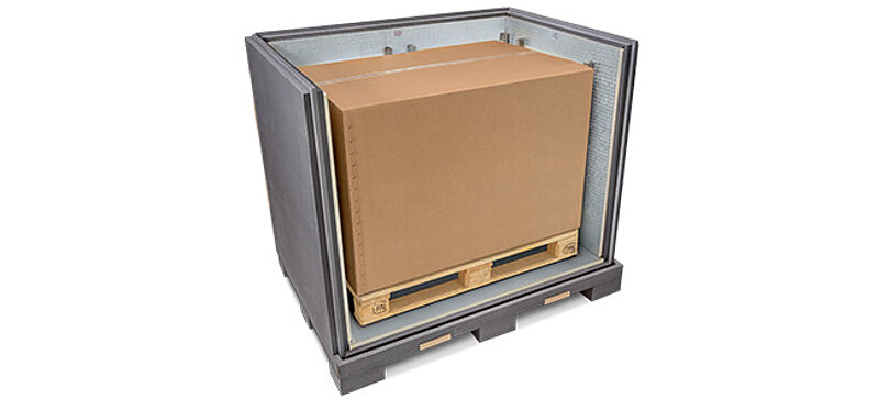 Šedý izolační kontejner s vnitřním kartonem a chladicími prvky na paletě 