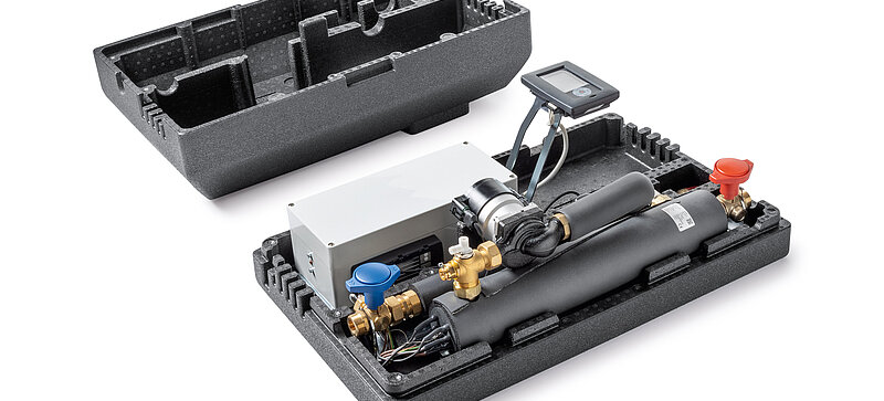 
		  Muž stojí před ovládacím panelem topení