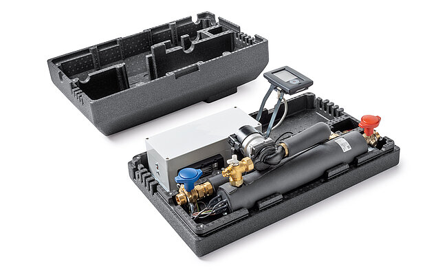 Muž stojí před ovládacím panelem topení