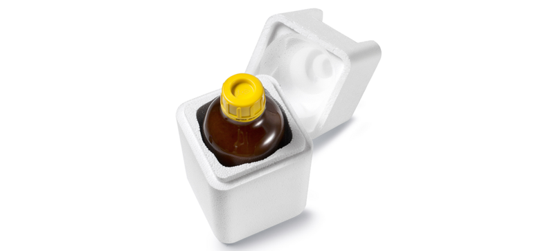 Bílý bezpečnostní box s laboratorní lahví  