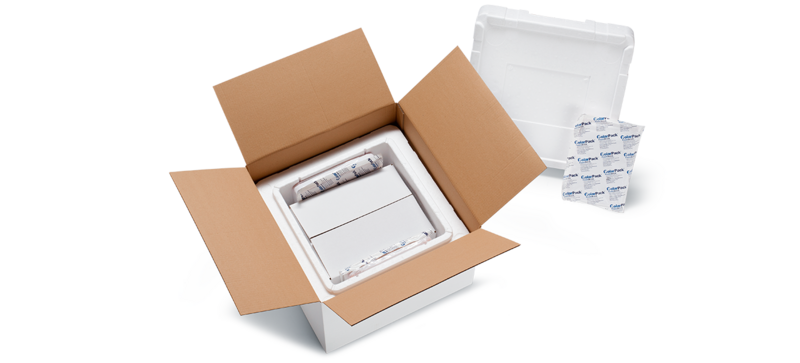 Kartonová krabice s bílým izolačním boxem, dalším kartonem uvnitř a chladicími prvky 
