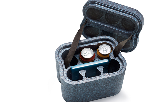 Modrý izolační box na míru s nápoji v plechovkách