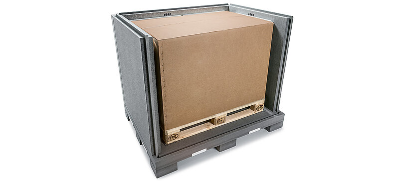 Černý izolační kontejner s vnitřním kartonem a chladicími prvky na paletě