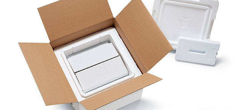 Kartonová krabice s bílým izolačním boxem, dalším kartonem uvnitř a chladicími prvky 