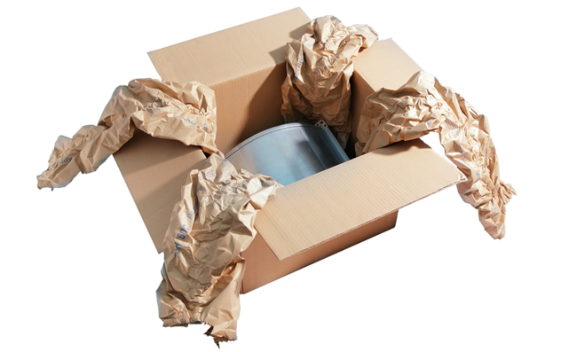 Kartonová krabice se součástkou a hnědými papírovými polštáři